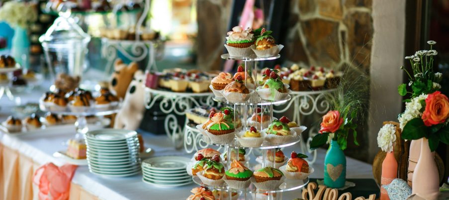 The banquet table with sweets